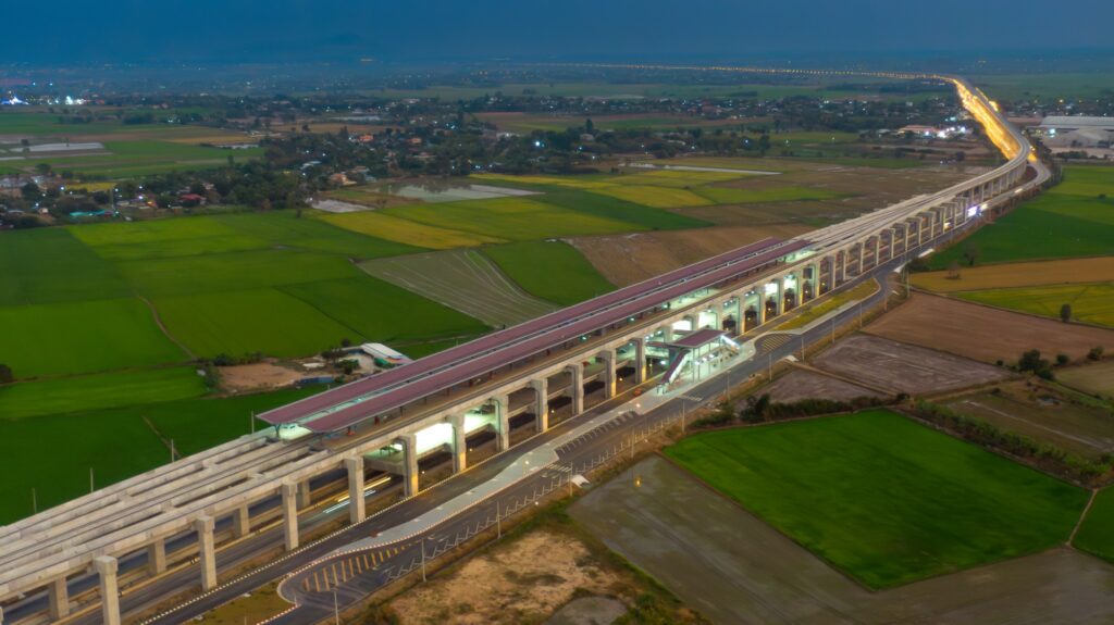 สถานีและทางยกระดับ ภาพมุมสูงยามค่ำ
